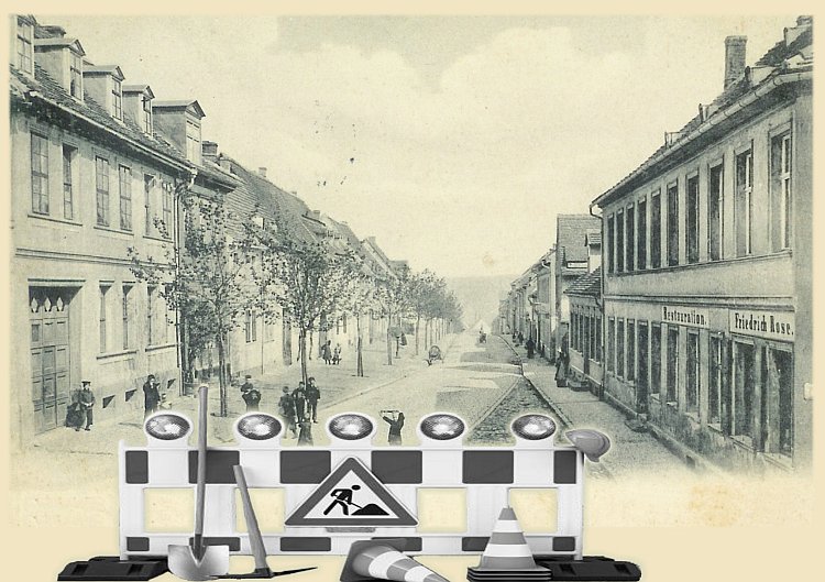 Das Bild zeigt die Nußbreit in den 1930er Jahren. Es spielen kinder auf der Straße, davor steht ein Absperrbock mit Schaufel, Helm und Spitzhacke. 